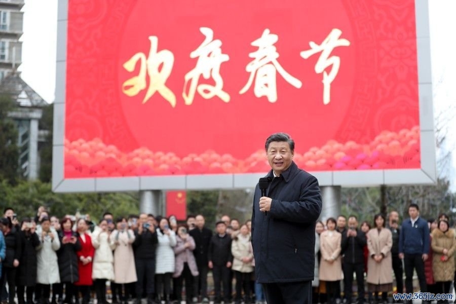 2021年2月4日下昼,习近平总布告在贵州省贵阳市不雅山湖区金阳街谈金元社区同社区人人亲切相易。新华社记者 丁海涛 摄
